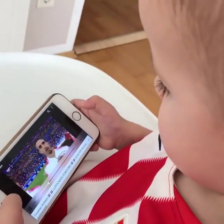 Tiene menos de 2 años y reconoce al equipo de Croacia donde juega su papá - Fuente: Instagram