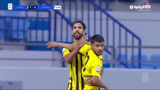Gol de Andrés Vombergar en el empate del Al Ittihad Kalba.
