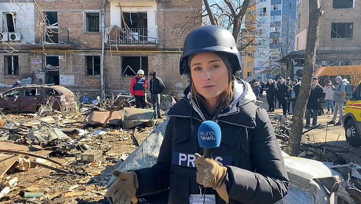 Residentes de Kyiv limpian los escombros de sus casas bombardeadas