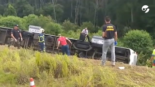 Trágico accidente en Brasil: una turista argentina y su hijo de tres años murieron al caer un micro por un barranco
