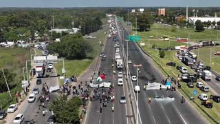Corte y tensión por una protesta en la Autopista Riccheri: largas filas para llegar a Capital