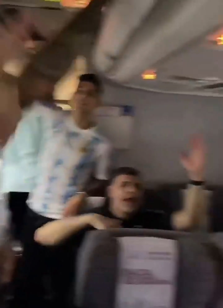 El video del festejo íntimo durante el vuelo de vuelta a Argentina.