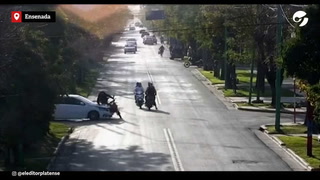 Un auto chocó a tres motos al mismo tiempo en un accidente en Ensenada