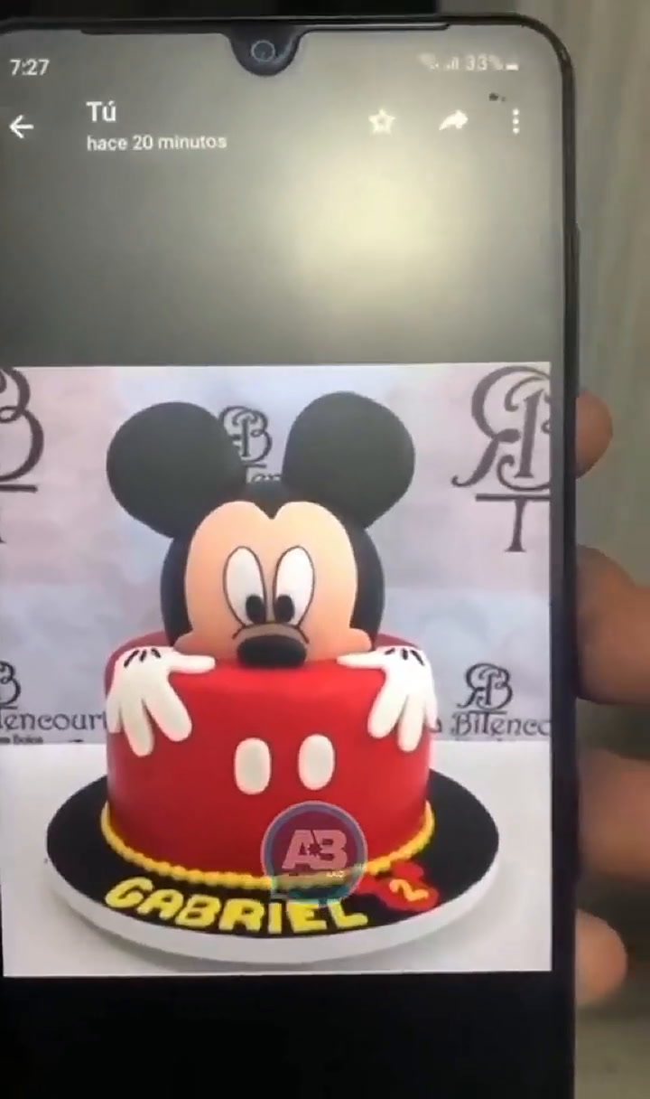 Un tiktoker encargó una torta de Mickey Mouse y le llegó algo que lo dejó atónito