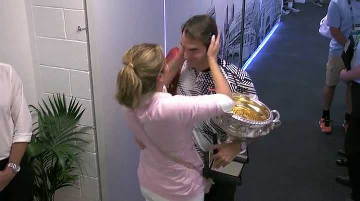 Así fue el encuentro de Federer con su mujer, tras el título