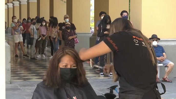 Los peruanos donan su cabello para ayudar al medio ambiente

