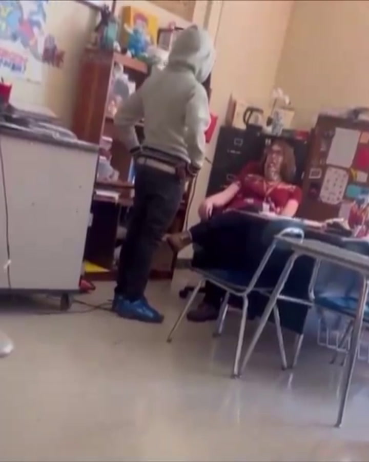 Un estudiante cacheteó a su profesora en plena clase frente a todos sus compañeros