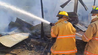 Incendio deja cenizas tres viviendas en SPS