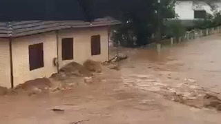 Una casa fue arrastrada por el agua en las inundaciones en Brasil, que ya dejaron 10 muertos
