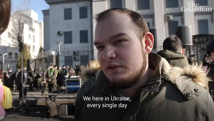 No teníamos miedo de Putin': Los ucranianos protestan frente a la embajada rusa en Kiev