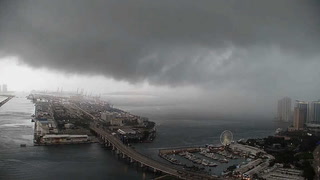 Dramático video time-lapse de los chubascos tropicales que azotan Miami