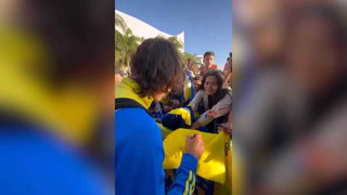 Locura en Córdoba por Boca: Edinson Cavani firmó camisetas de todo tipo