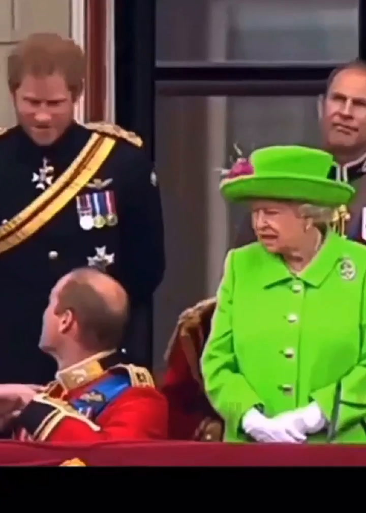 Un TikTok muestra a la reina Isabel retando en público al príncipe William a lo largo de los años