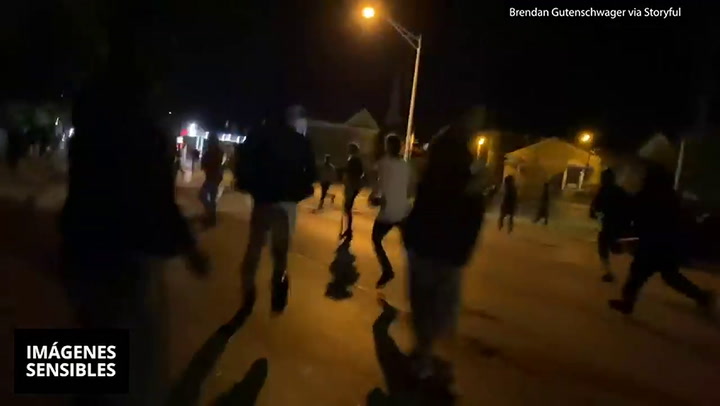 Kyle Rittenhouse dispara contra los manifestantes en Kenosha, Wisconsin