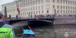 Recuperan bus que cayó al río en Rusia y mató a siete personas