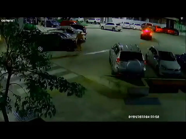 El efectivo amenazó a un hombre que circulaba en el estacionamiento del complejo