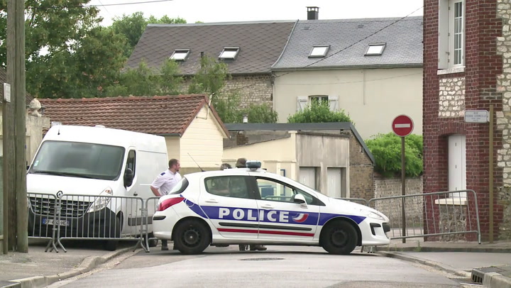Francia, jihadistas toman rehenes en una iglesia y degüellan al sacerdote