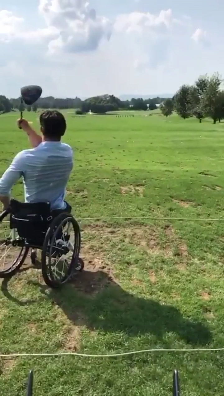Gustavo Fernández jugando al golf - Fuente: Twitter
