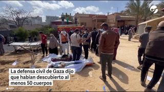 Habitantes de Gaza exhuman cadáveres en el hospital de Khan Yunis