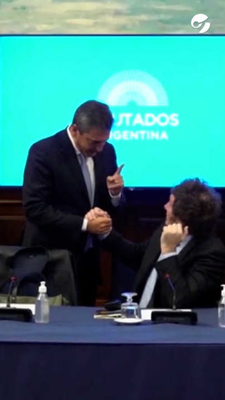 El curioso y viral saludo entre Javier Milei y Sergio Massa en el Congreso