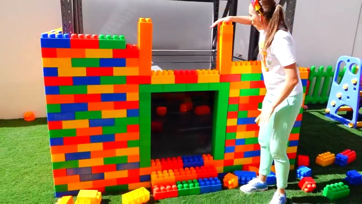 Vlad y Niki construyen una casa de tres niveles con bloques de juguete de colores