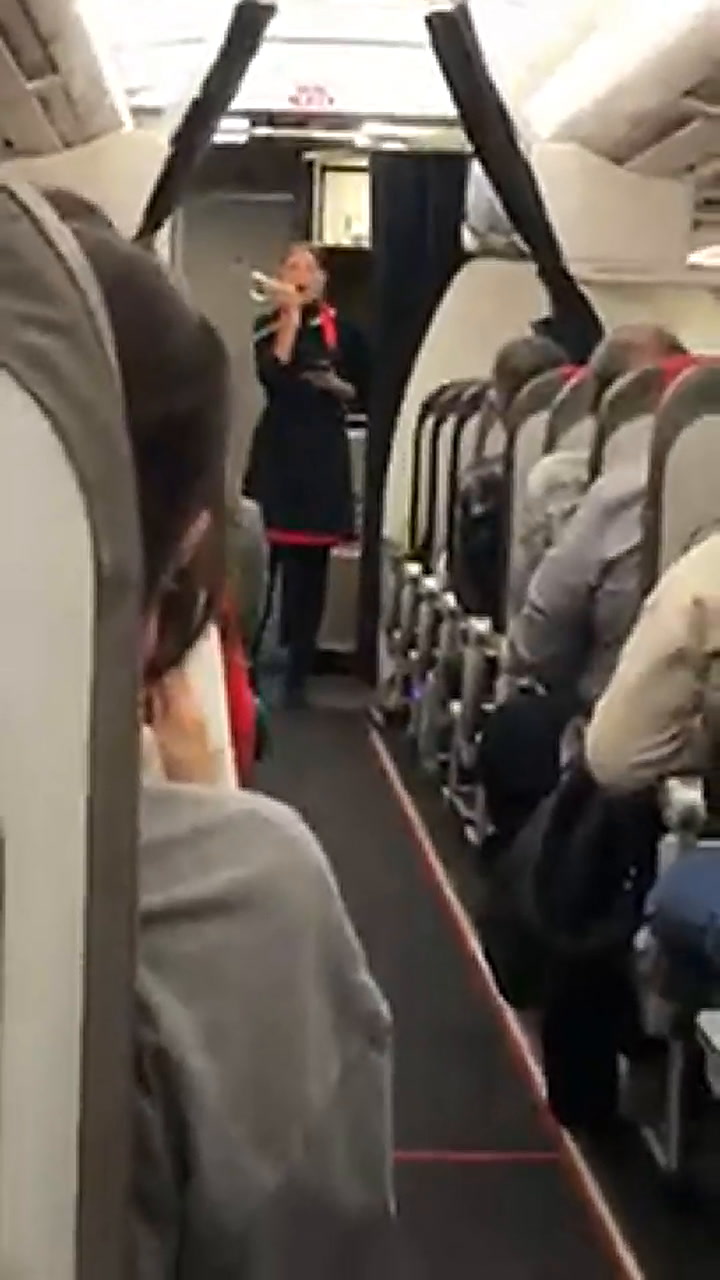 Una azafata sorprendió a los pasajeros con un villancico navideño.