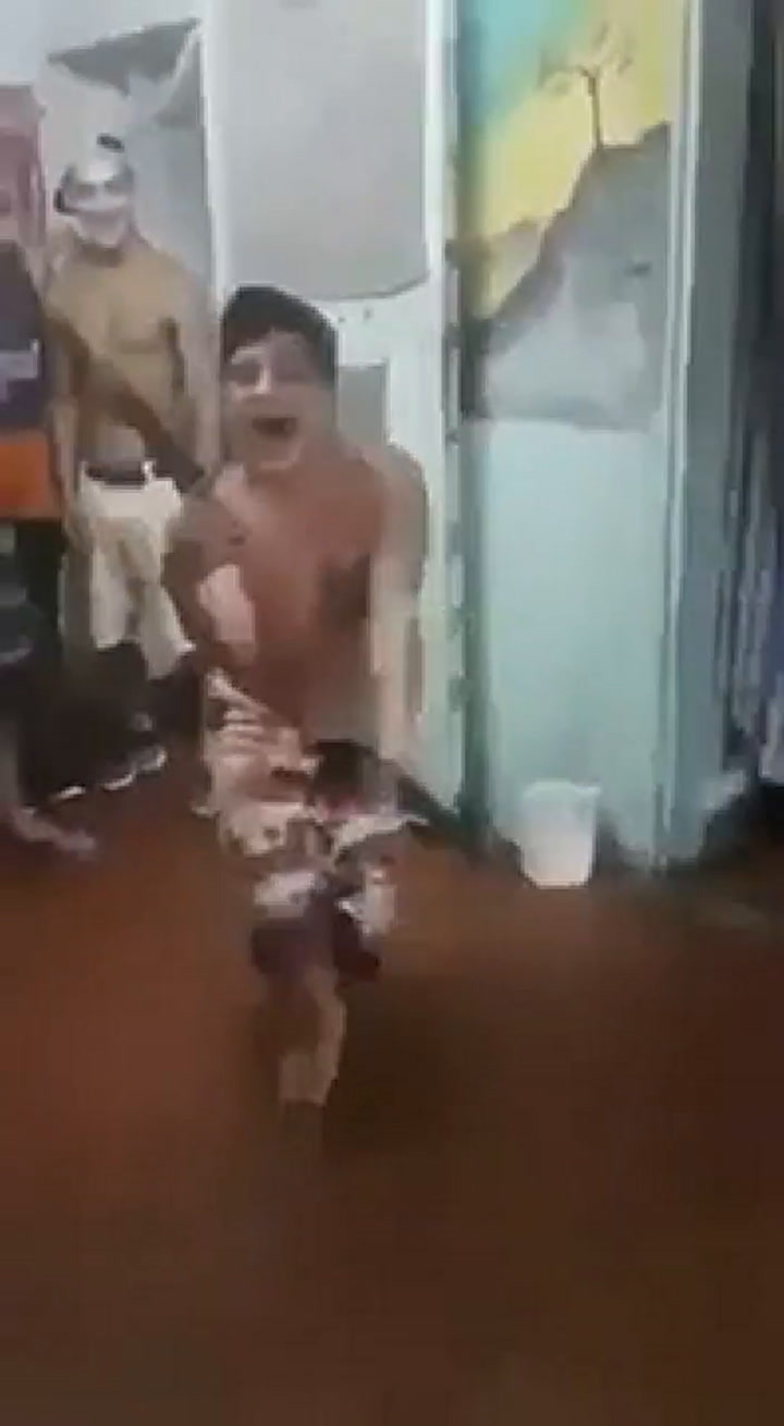 Preso hace la 'Danza de las Facas' en el penal de Batán - Crédito: YouTube Radio EME