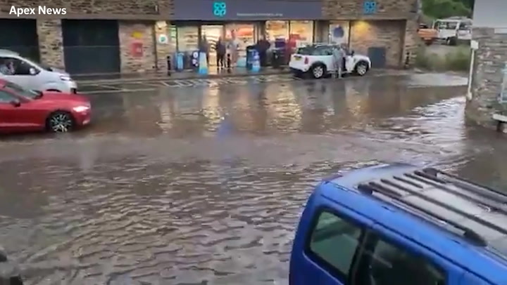 Flash floods hit Devon amid thunderstorm warning
