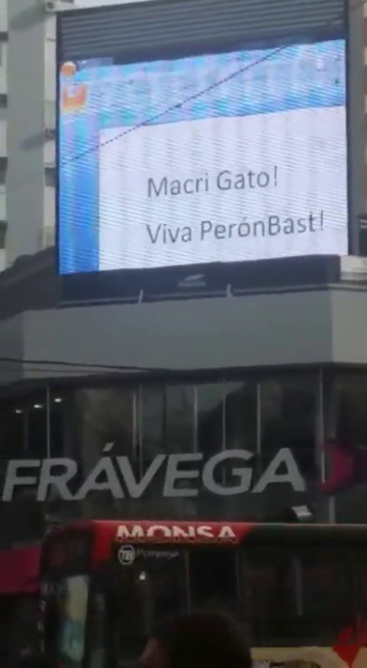 Hackearon una pantalla de publicidad: pasaron escenas porno y escribieron mensajes a Mauricio Macri 