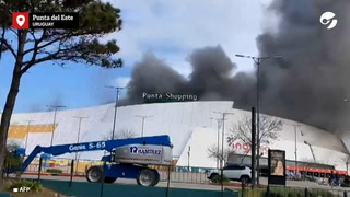 Incendio en Uruguay: el humo negro se eleva en el cielo de Punta del Este