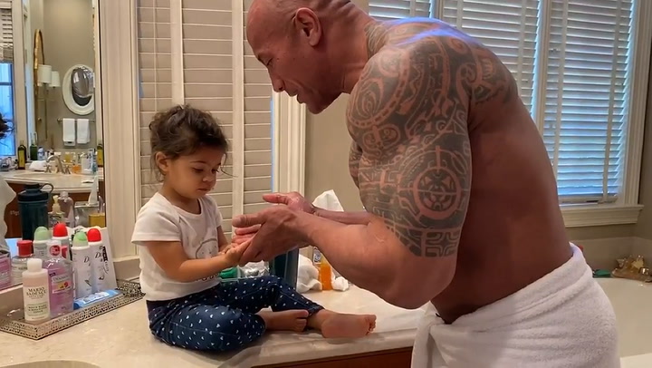 Dwayne Johnson le enseña a su hija a lavarse las manos - Fuente: Instagram
