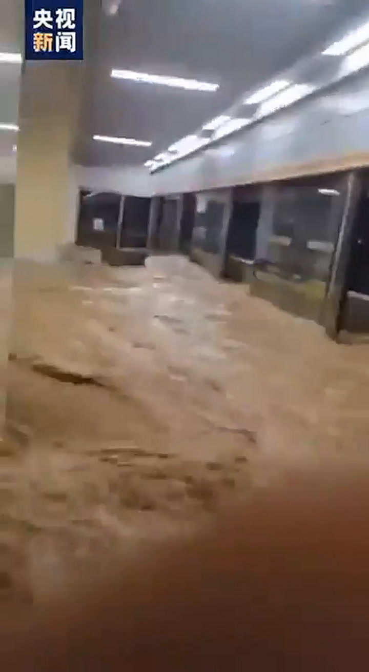Postal de las inundaciones en el metro de Henan, China
