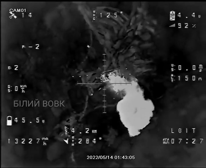 El momento en que una bomba destruye un tanque ruso en la contraofensiva en dirección a Izyum