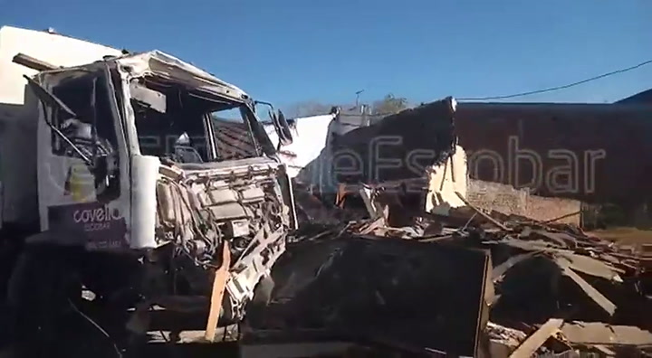 Conducía un camión de basura alcoholizado: chocó y destrozó una vivienda