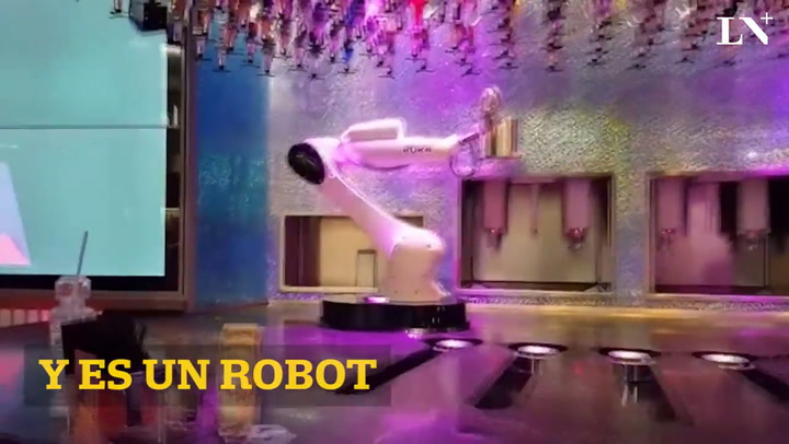 Kuka, el robot bartender que atiende en Las Vegas