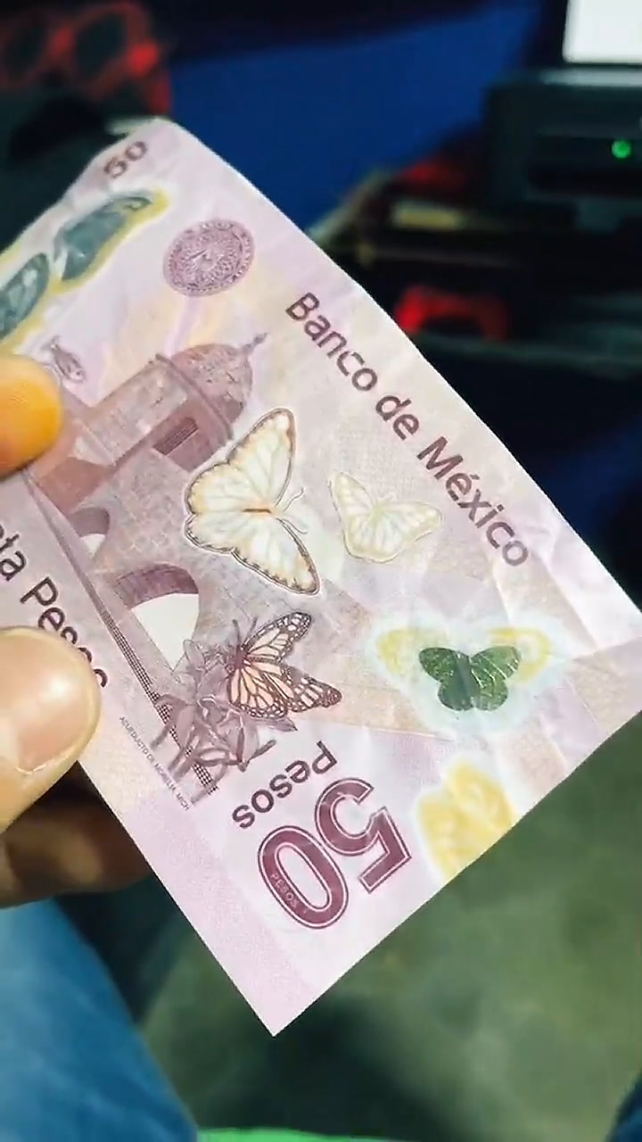 Recibe un billete falso con la cara de un famoso cantante mexicano