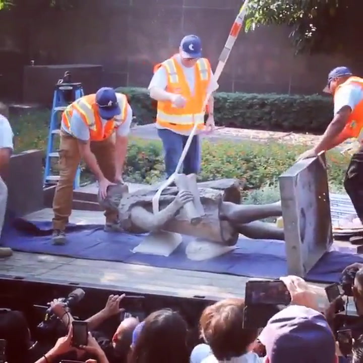 Los Ángeles: removieron una estatua de Colón como “acto de justicia” para con los pueblos originario