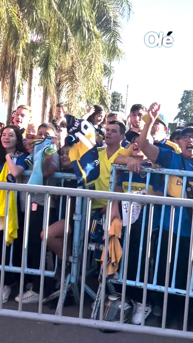 Los hinchas de Boca esperan la llegada del plantel al hotel en Córdoba