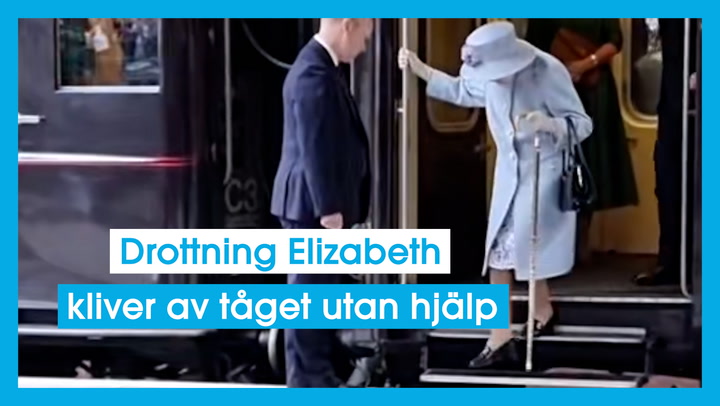 Drottning Elizabeth kliver av tåget utan hjälp
