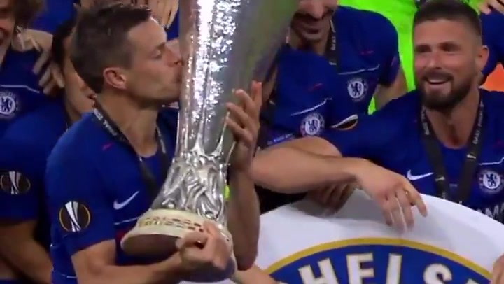 Azpilicueta levanta el trofeo de la Europa League para el Chelsea