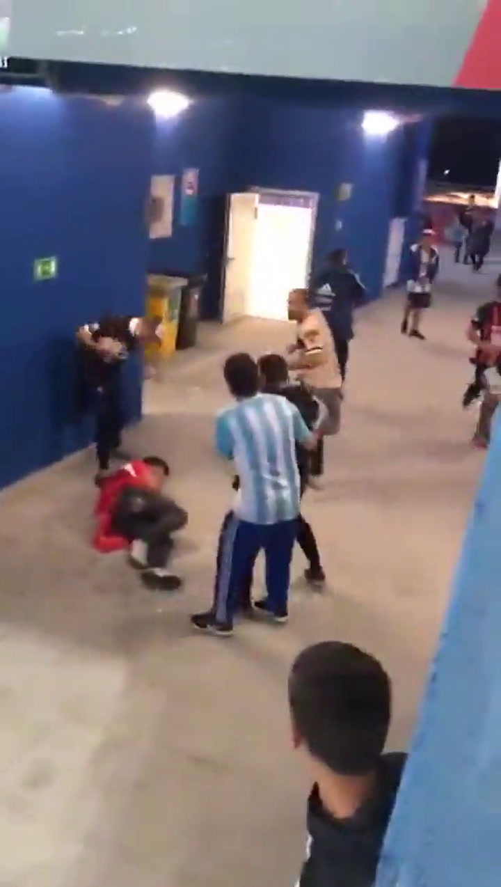 La agresión de hinchas argentinos a croatas tras el partido - Fuente: Twitter