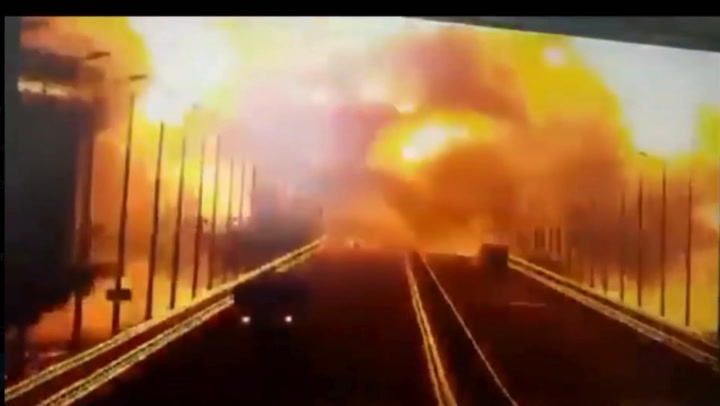 Explosión en el puente de Baltimore tras el choque de un barco contra la estructura