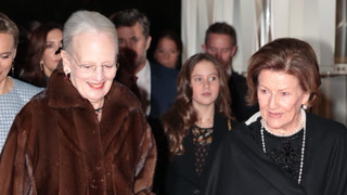 Dronning Margrethe og dronning Sonja i højt humør i Tivoli
