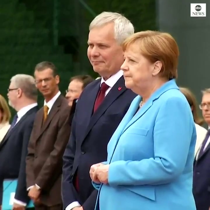 Por tercera vez: Angela Merkel volvió a temblar en un acto - Fuente: ABC News