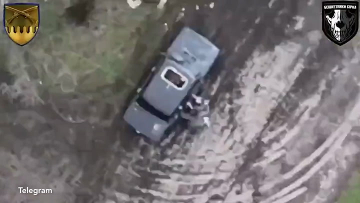 İnanılmaz an Ukraynalı drone bombası Rus aracının sunroofundan uçtu - Dünya Haberleri