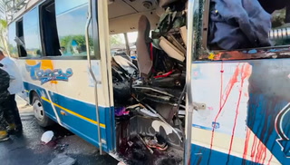 Destrozos dejados por accidente en bus rapidito en Copán