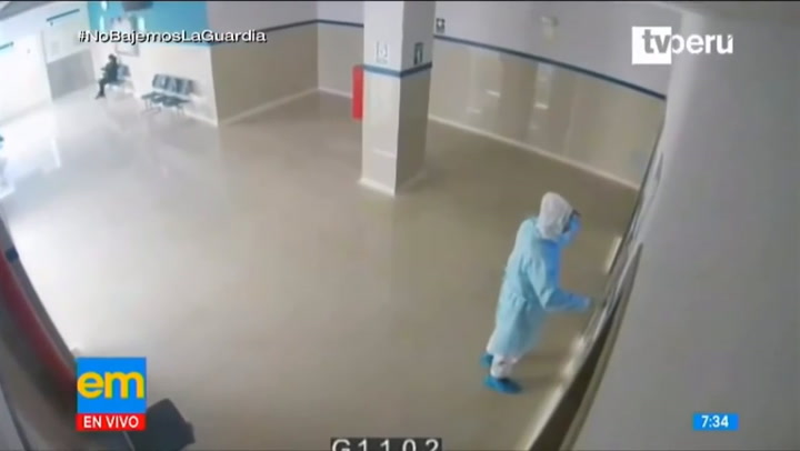 Un policía se disfrazó de médico para ver a su padre internado por Covid-19 - Fuente: TV PE