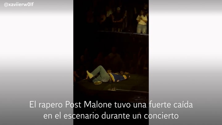  Este es el momento en el que el rapero Post Malone cae del escenario