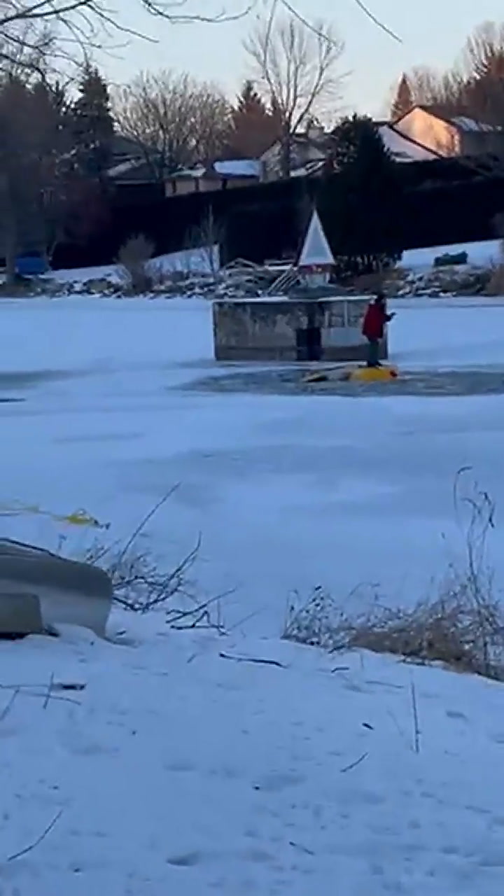 Una joven se hace selfis parada sobre su coche mientras se hunde en un río congelado