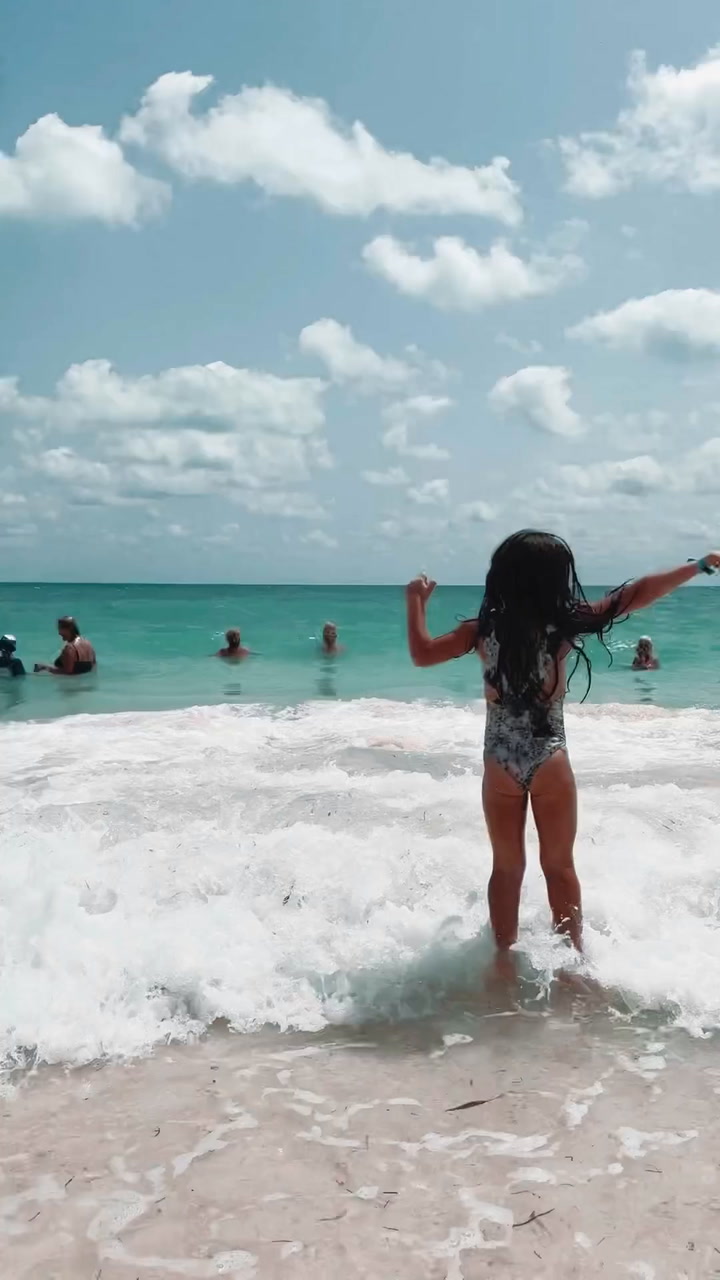 Camila Homs en la playa de Miami con sus hijos